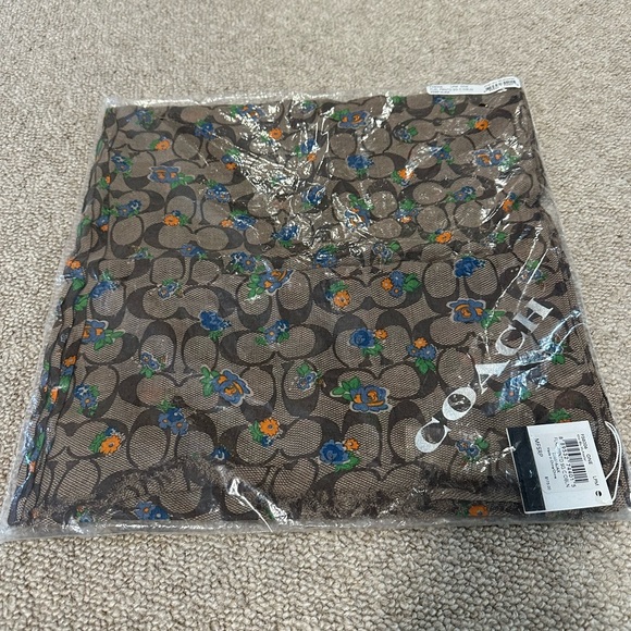 Coach floral print signature oblong scarf - Picture 3 of 5